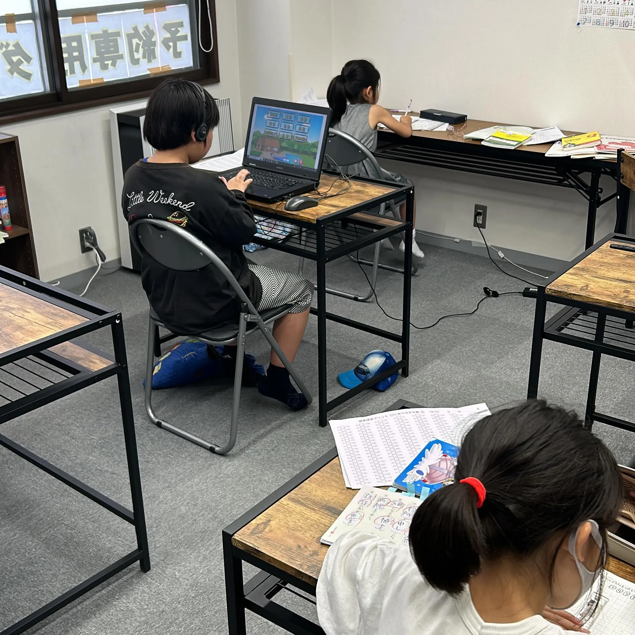 パソコン学習や漢字練習、学校の課題等色々やってます。